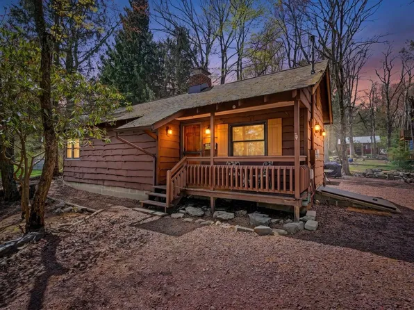 9 Crest Dr, Lake Harmony, PA 18624