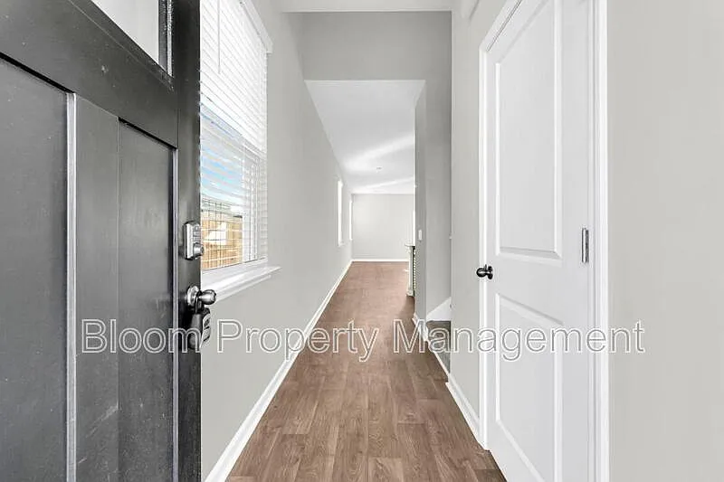 4 bed, 2.5 bath, 2203 sqft, $2,500 — Photo 4