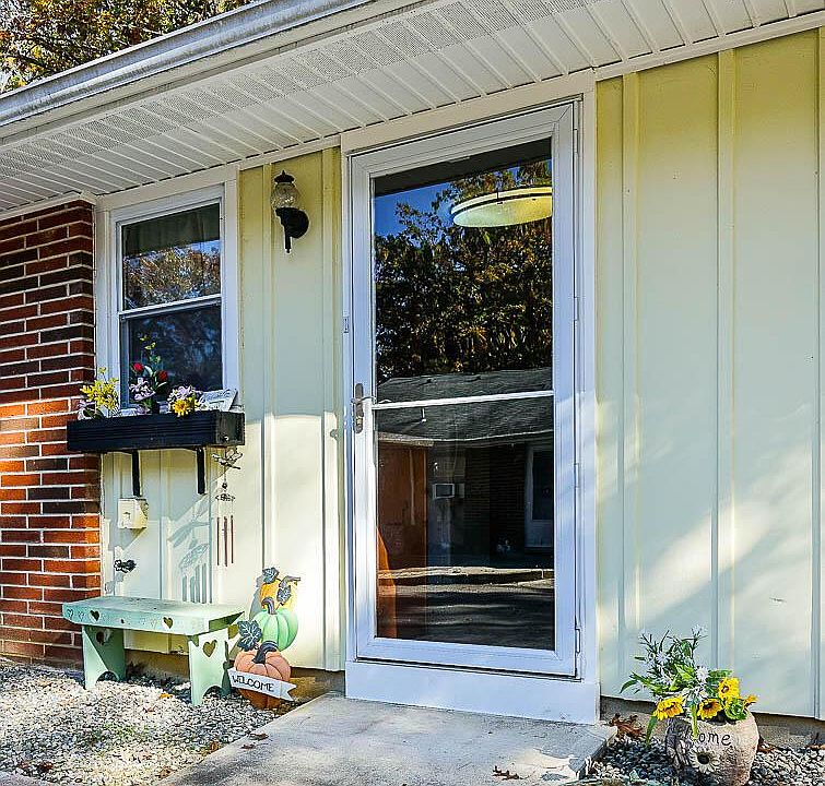 1st image of 129B Farrington Ct