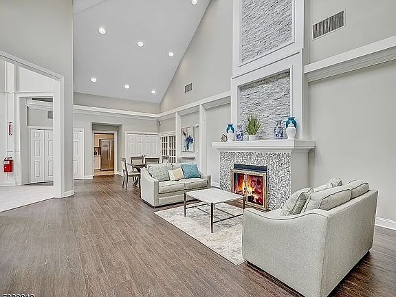3rd image of 115 Crown Ct