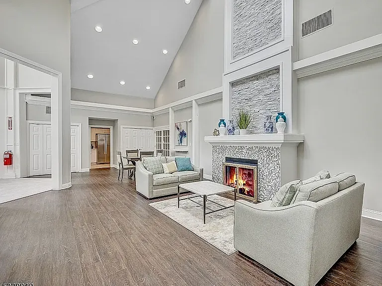 115 Crown Ct — Photo 3