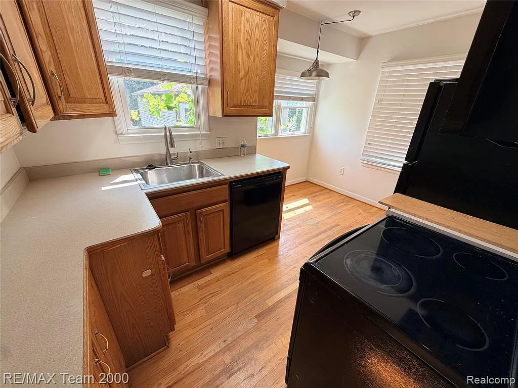 3 bed, 1.0 bath, 900 sqft, $1,700 — Photo 2