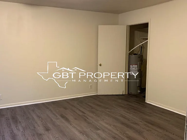 1 Bedroom & 2 Bedroom Apartments — Photo 3