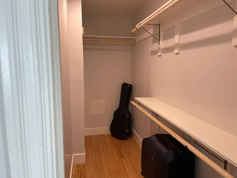 10712 Woodbridge spacious walk in closet