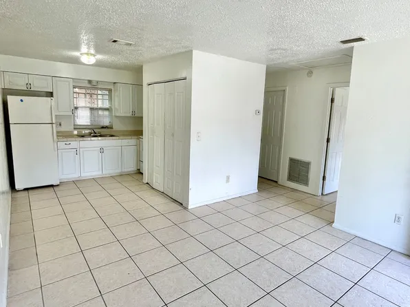 Spacious 2-Bedroom Villa with Laundry Room, 2113 W Cypress St APT B, Tampa, FL 33606
