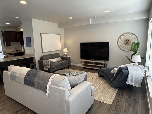 3rd image of 371 W Knights Ln