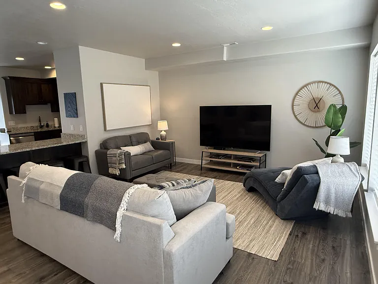 371 W Knights Ln — Photo 3