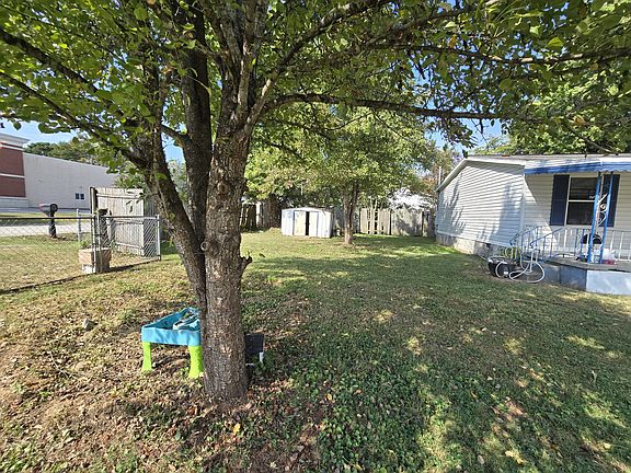 5th image of 902 W Highland St