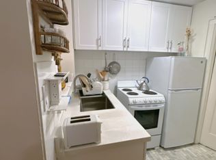 492 Montrose Ave #17, Toronto, ON M6G 3H1