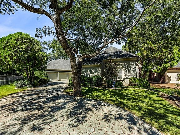 3rd image of 301 Prince Albert Ct
