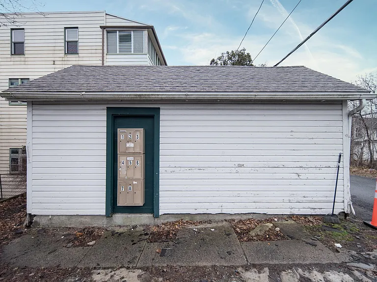 236 Saratoga St — Photo 34