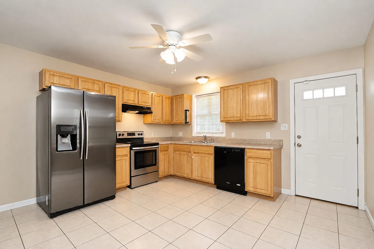 3 bed, 1.5 bath, 1350 sqft, $1,750 — Photo 2