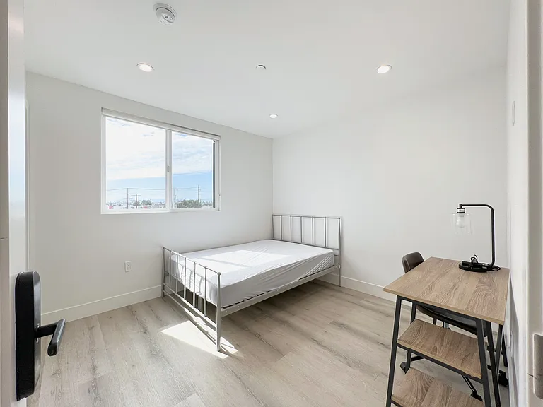 1353 1/4 W 37th St #4 — Photo 12