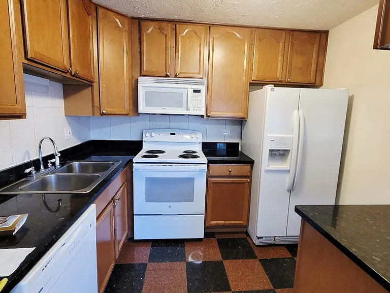 2205 Arbor Cir #8 — Photo 4