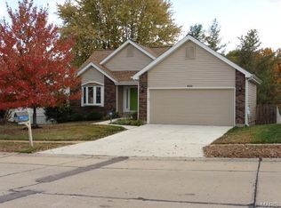 930 Oakwood Farms Ln, Ballwin, MO