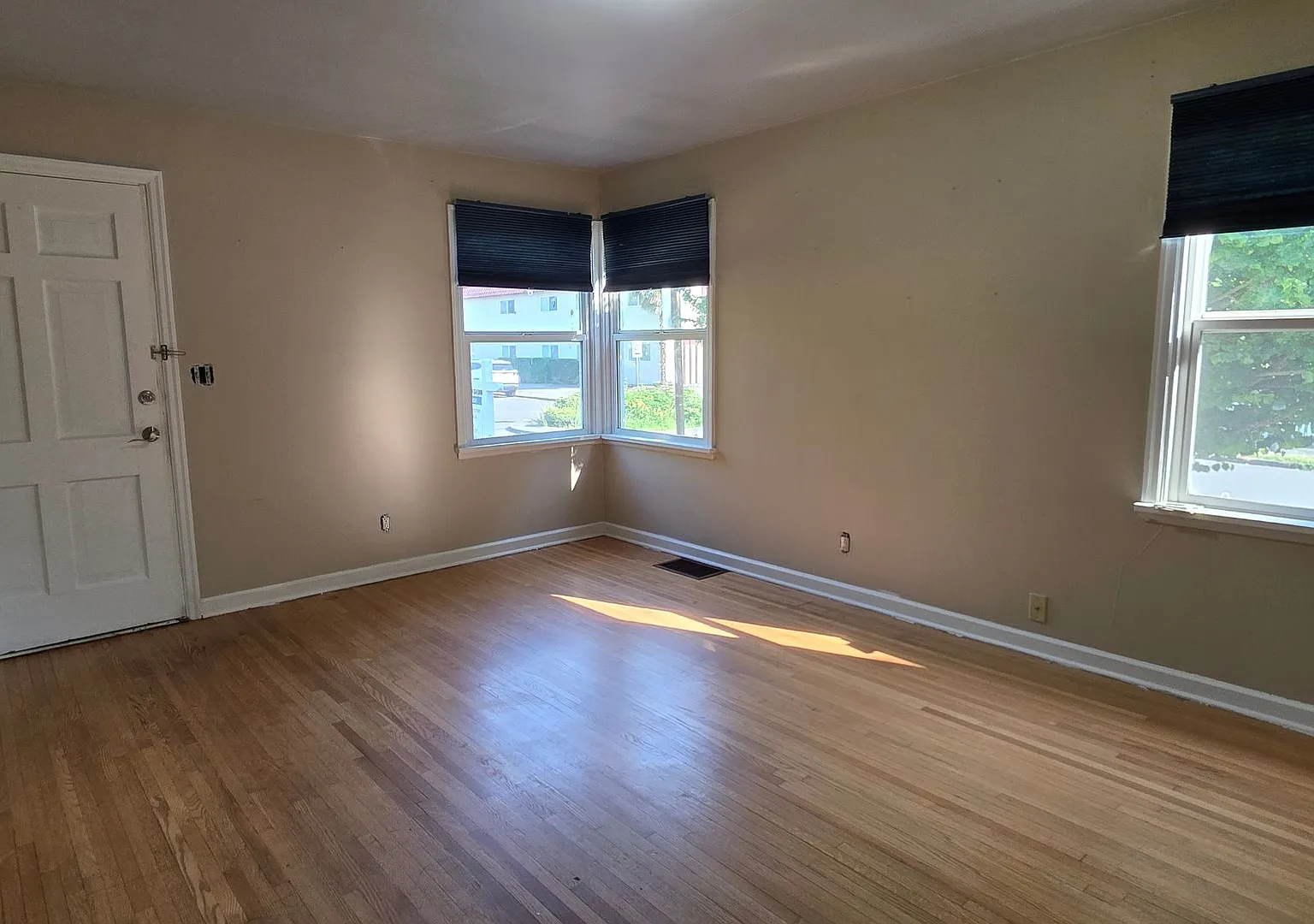 Charming Renton duplex - 2 bedroom and 1 bathroom rambler - $1695.00 Available NOW! — Photo 3
