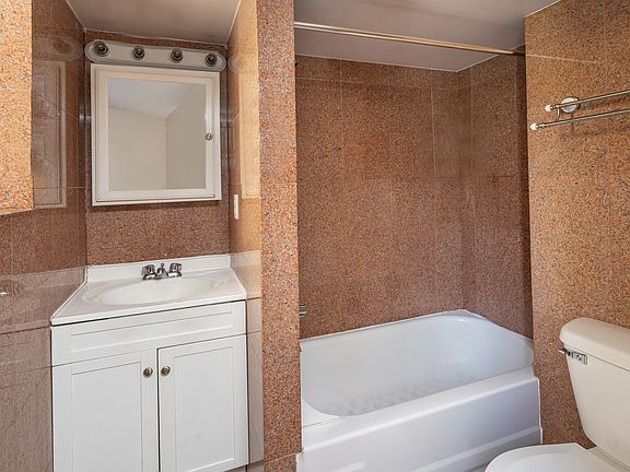 5th image of 135 Waverly Pl APT 3A