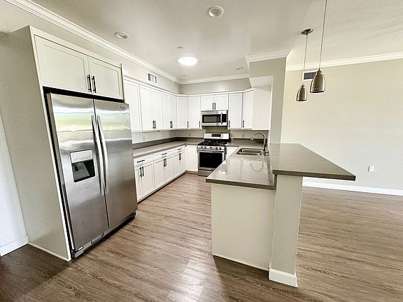 4th image of 11828 Runnymede St #302