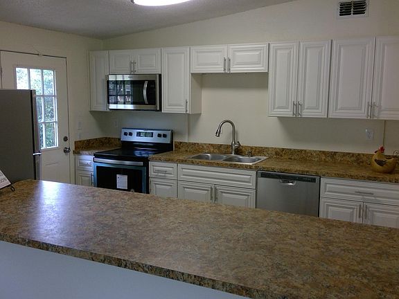 2nd image of 7060 Fontainebleau Cres
