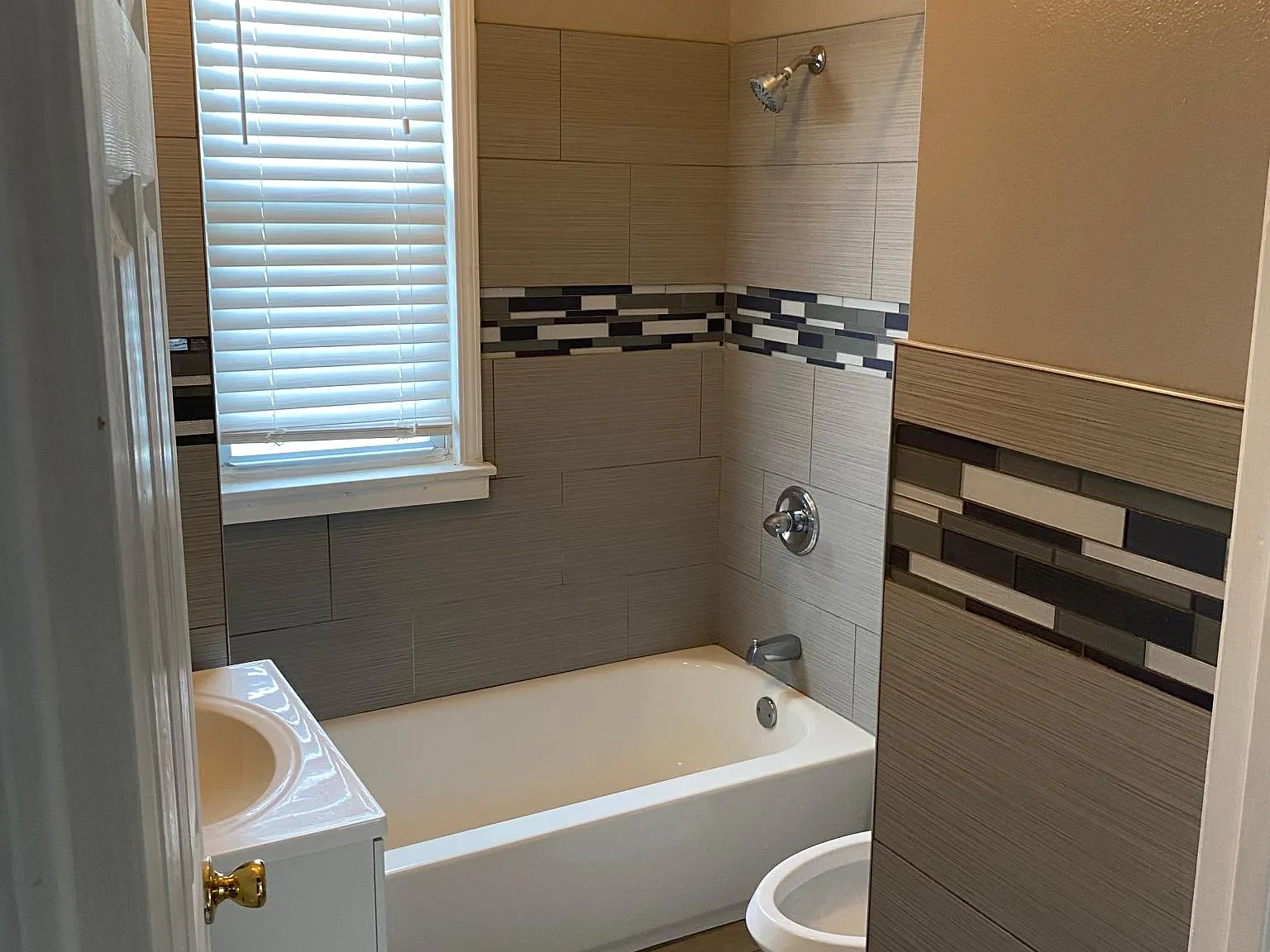 3 bed, 1220 sqft, $1,350 — Photo 4