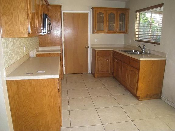 3rd image of 1476 Crownview Dr