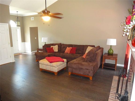 3rd image of 3215 Manor Ct