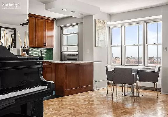 4th image of 568 Grand St APT J1402