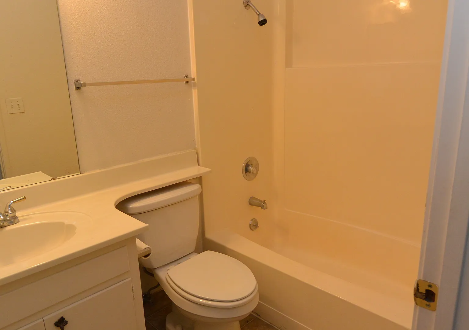Nice 3 Bed/2 Bath w/POOL + Pool Care & Yard Care Included Located in SW Neighborhood near Schools... — Photo 3