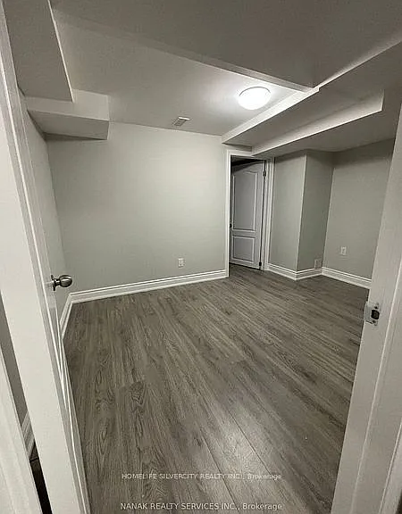 583 Queen Mary Dr #BASEMENT — Photo 5