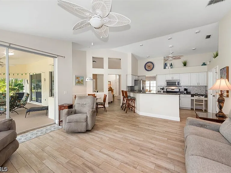 9241 Bramble Ct — Photo 15