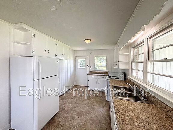 4th image of 502 N Sycamore St