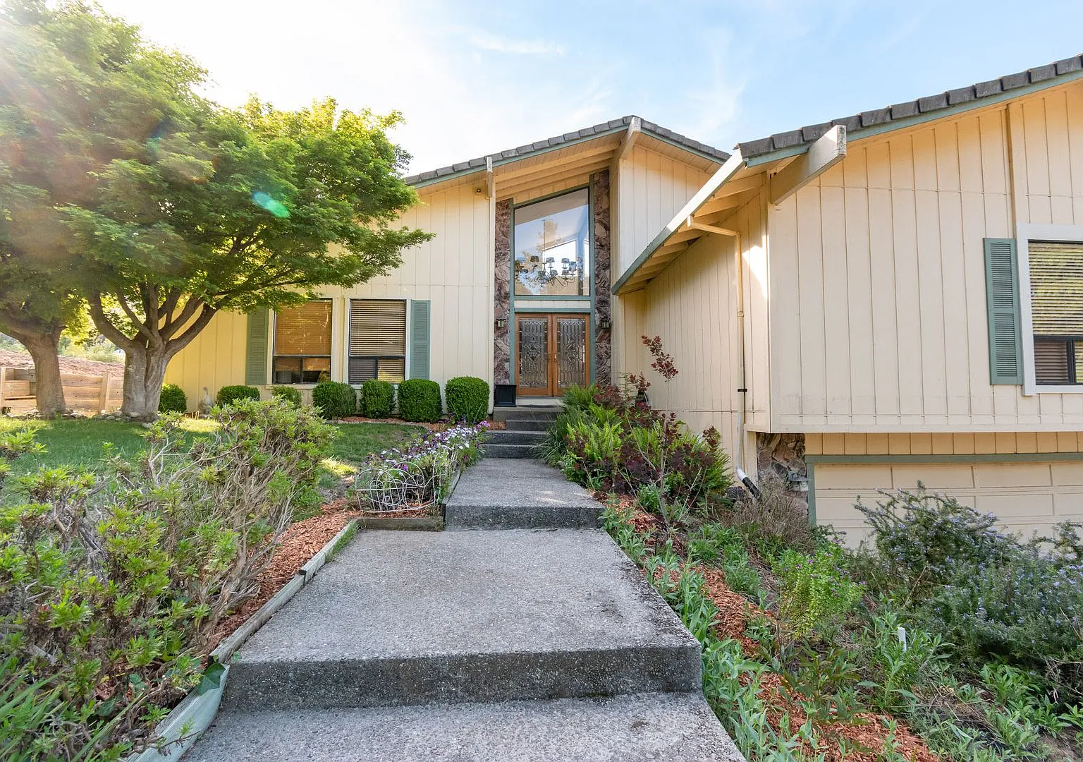 Los Gatos Mountain Living at its Best! Gated 1 Acre lot! Spacious 5 bedroom House! Pool! — Photo 4