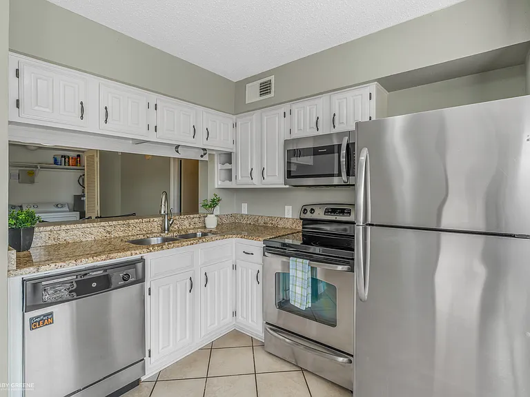 3100 Fairfield Ave #7C — Photo 11