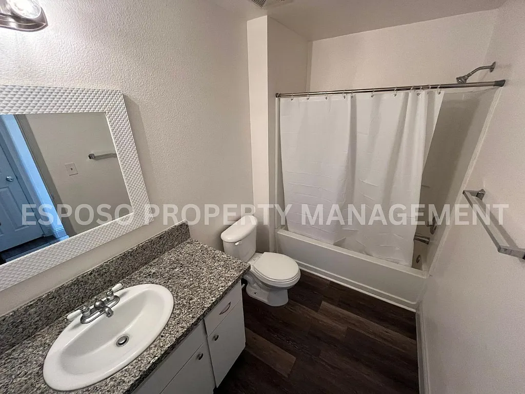 Building Photo - 1565 W Swift Ave #105