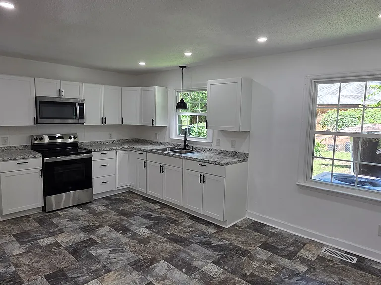 404 W Green St — Photo 6