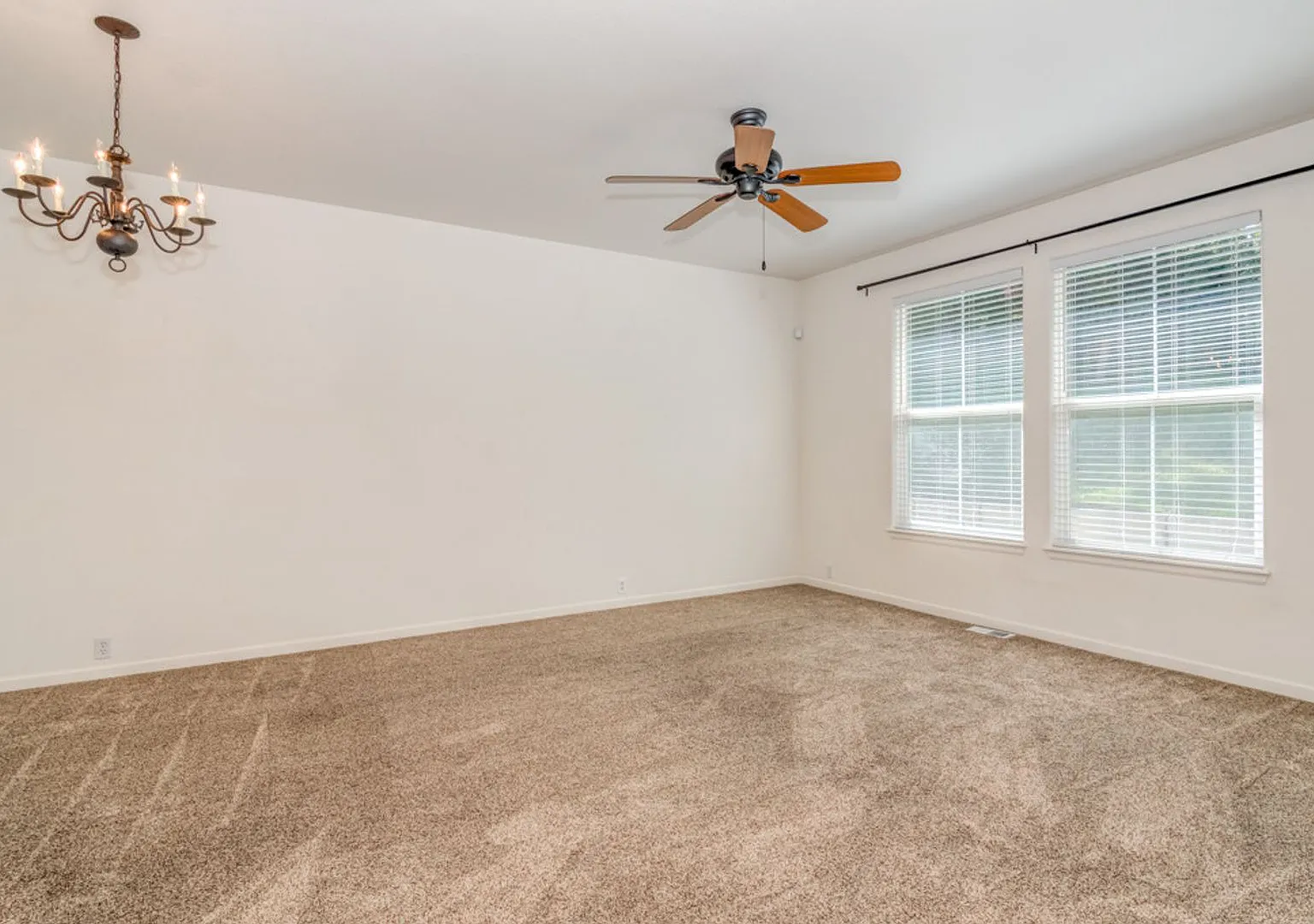 3 bedroom townhome in Northeast Colorado Springs — Photo 4