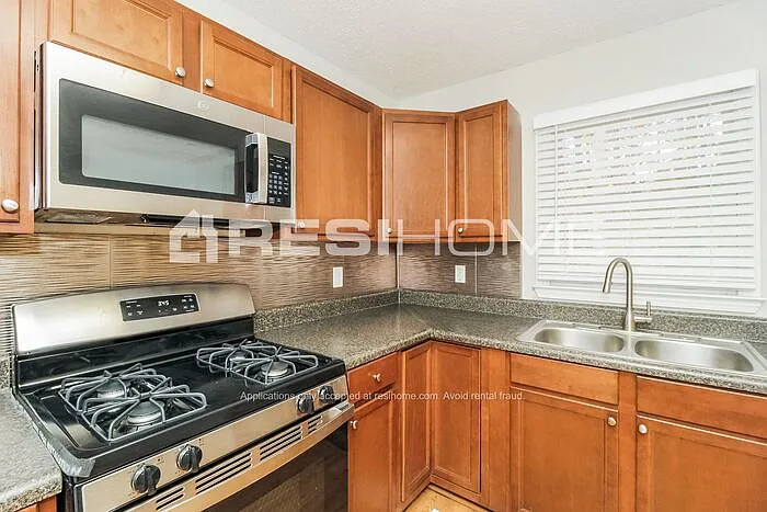 380 Amber Way — Photo 3