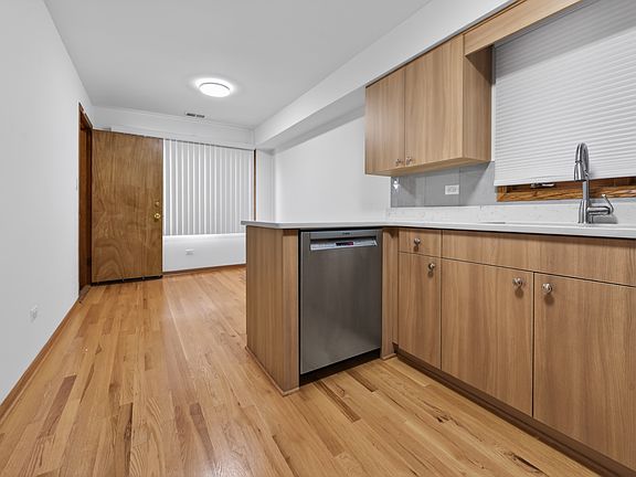 3rd image of 6115 N Pulaski Rd #1