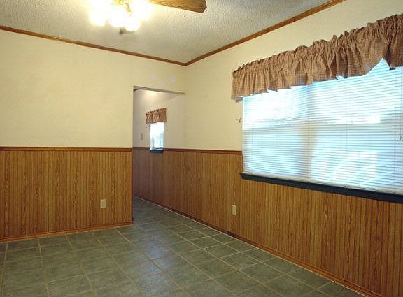 4th image of 140 E Main St