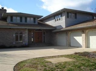 10N860 York Ln, Elgin, IL 60124