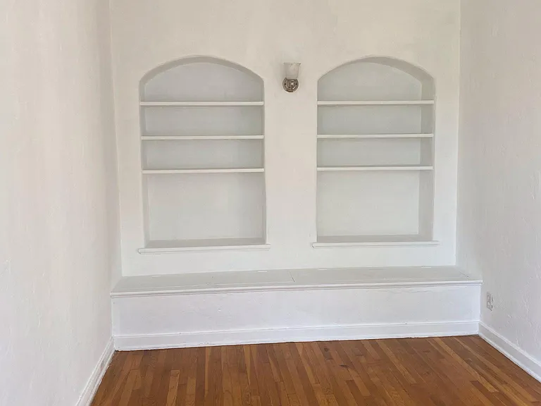 1453 1/2 N Mansfield Ave — Photo 13