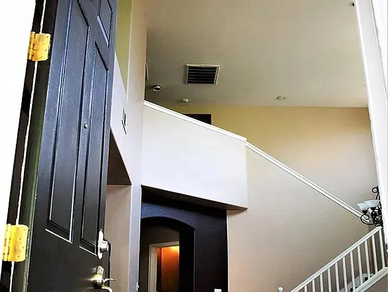 4 bed, 2624 sqft, $3,200 — Photo 2