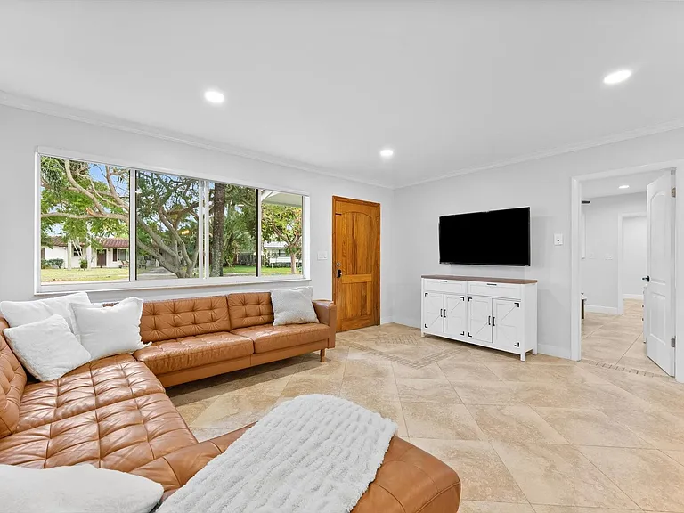 1257 NW 5th St — Photo 9