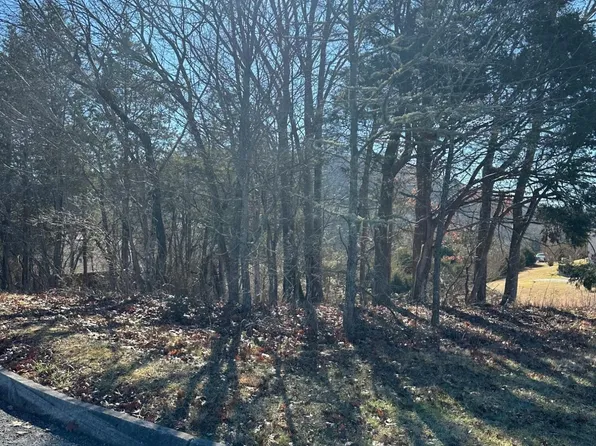 469 Woodlake Blvd, Tazewell, TN 37879