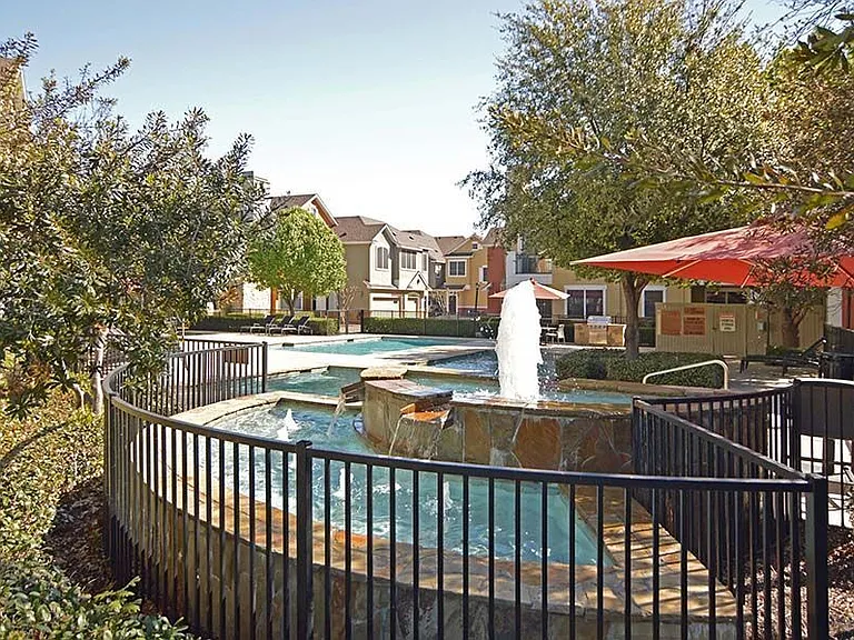 Lakepointe Residences — Photo 8