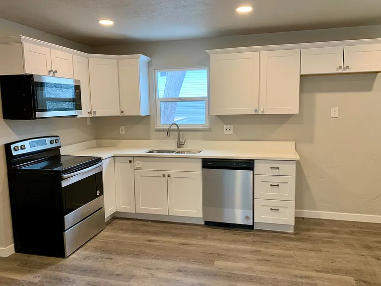 1045 Capitol St — Photo 3
