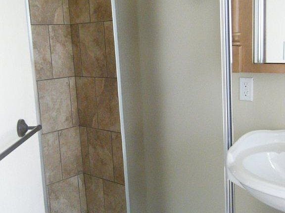 5th image of 422 London St APT 6