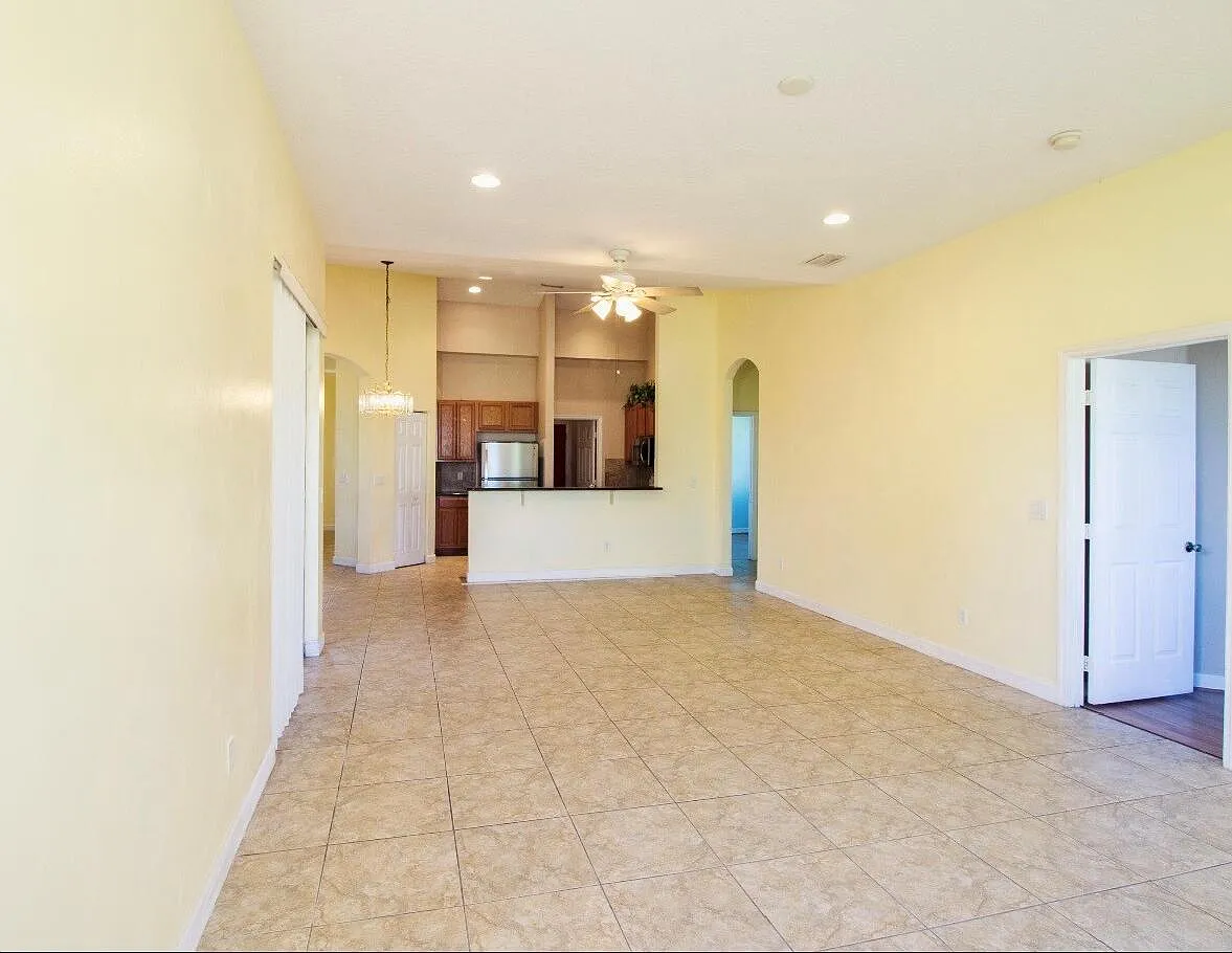 3 bed, 2.0 bath, 2008 sqft, $2,600 — Photo 4