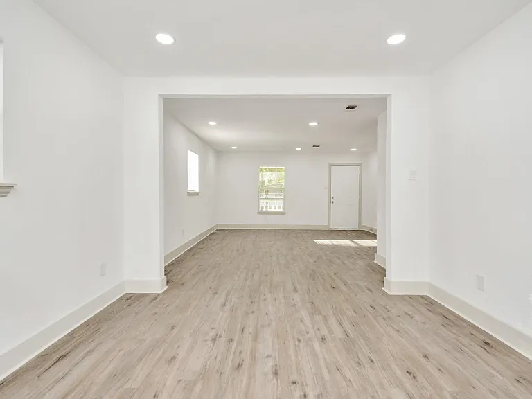 1501 Maiden Ln — Photo 9