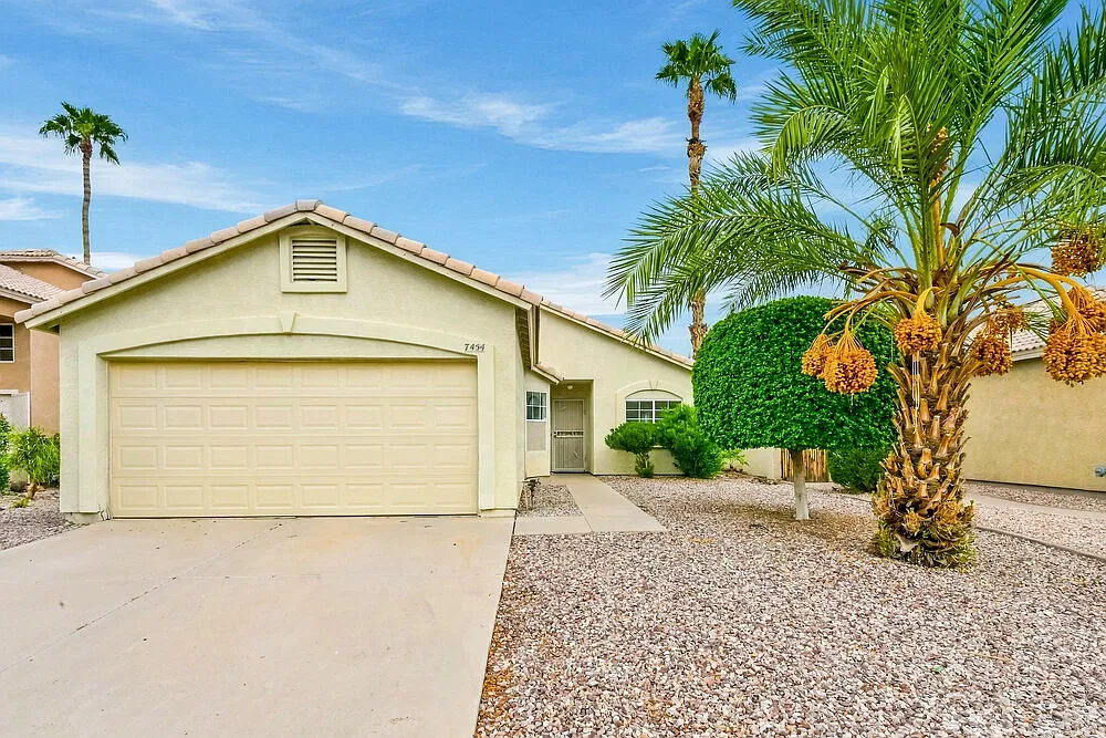 3 bed, 2.0 bath, 1099 sqft, $2,055 — Photo 1